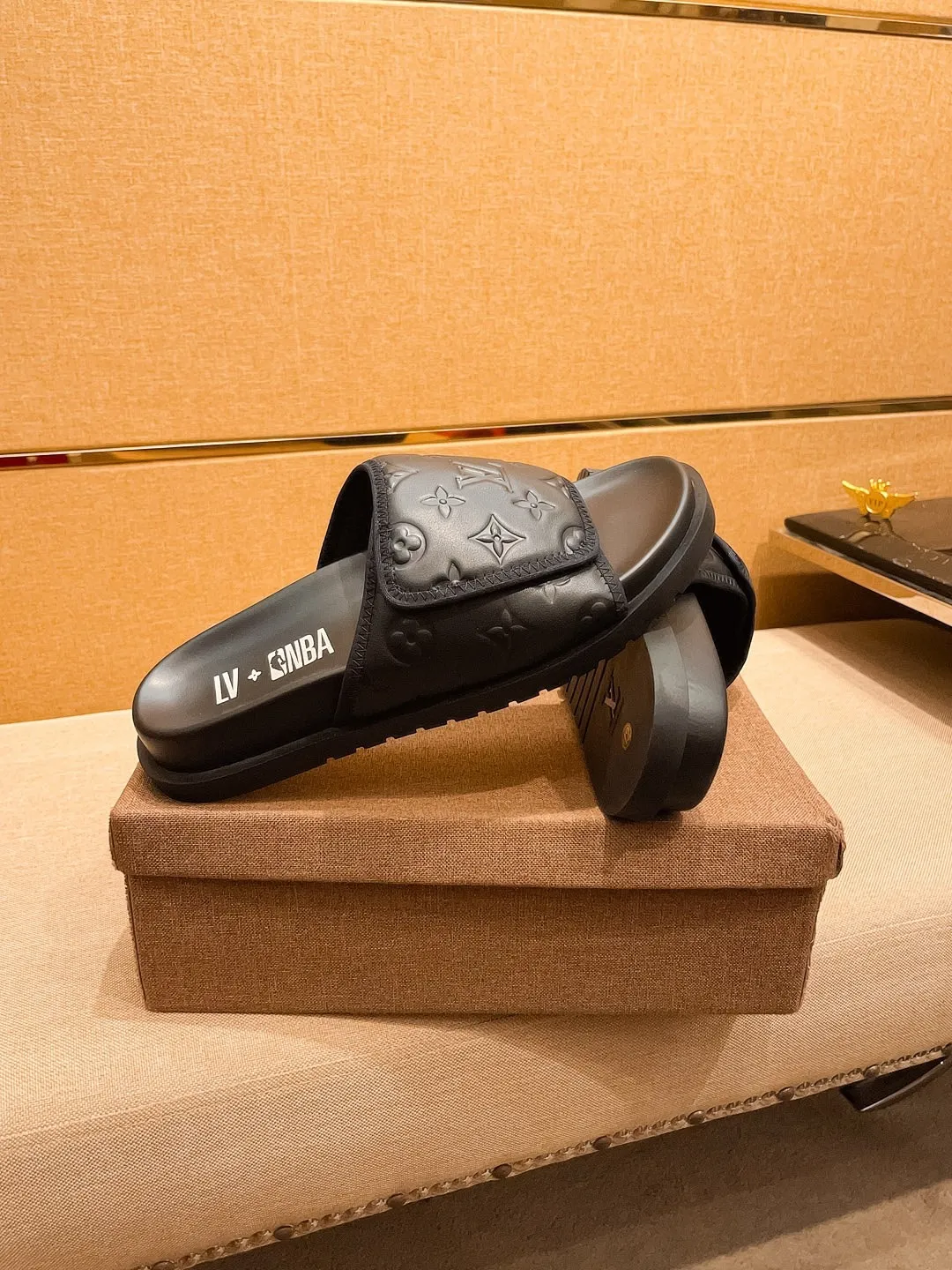Men's men's shoes 💰 320💰 New model on the market 🔥[LV🔥 Louis Vuitton slippers] High-end 1:1 mold customization, original upgraded version of the outsole, lighter and non-slip. The market's top quality, fashionable and trendy, versatile and popular, simple yet tasteful, a must-have for fashionistas, exuding a fashionable and casual atmosphere, fashion is at your feet, full of confidence, the same style at the counter 👍The season of spring and summer slippers is here, super beautiful to wear, 38-44 1⃣️colors available🔥